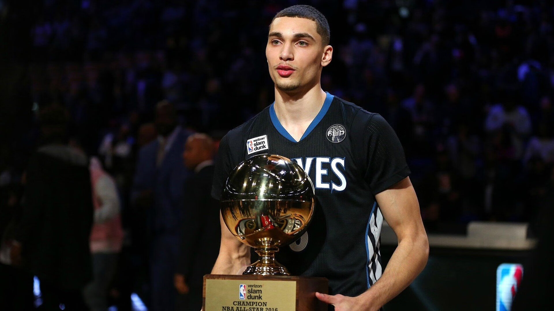 观众席上的热情互动掀起高潮，观众热烈